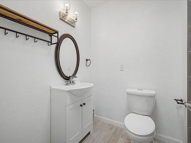 Building Photo - ALL UTILITIES, WIFI AND FURNITURE INCLUDED!! Beautiful Fully Furnished Home with Upgrades & Commu...
