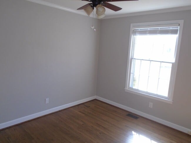 Building Photo - Charming 3 bedroom 2 bath home that is centrally located! Just minutes to area bases, shopping an...