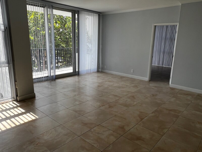 Building Photo - 525 N Ocean Blvd