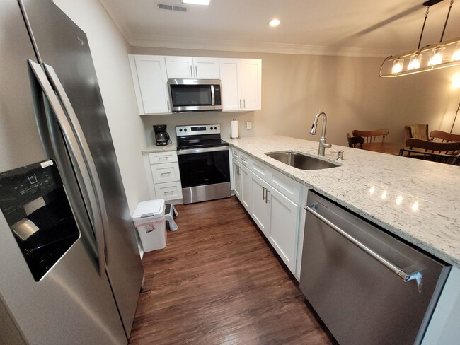 Building Photo - Furnished 3 BR, 3 BH Townhouse in Wilmington!