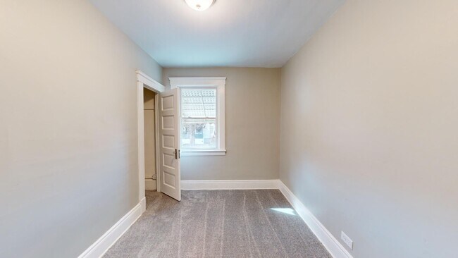 Building Photo - 3 Bed / 1 Bath in Cleveland!
