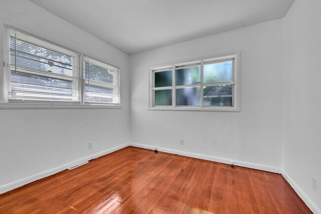 Building Photo - 204 3rd Ave