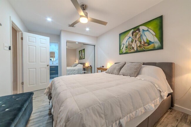 Building Photo - 1015 E Yager Ln