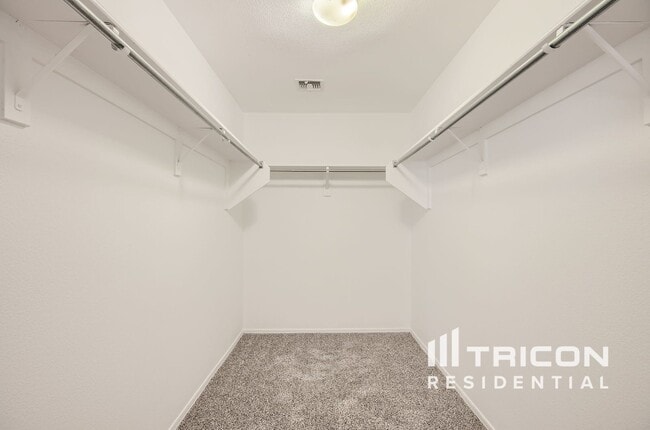 Building Photo - 11626 W Bloomfield Rd