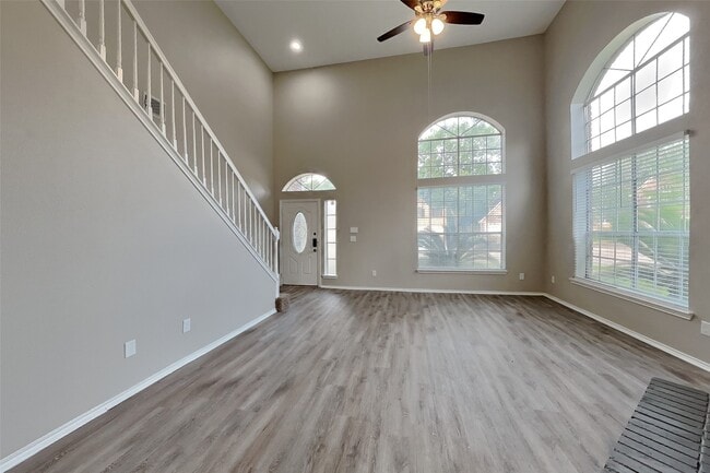 Building Photo - 16834 Scenic Gardens Dr