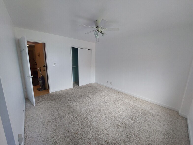 Building Photo - 11850 Edgewater Dr