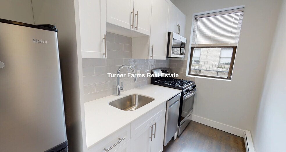 Building Photo - 211 Park Dr