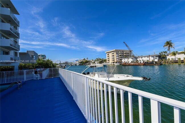 Building Photo - 8305 Crespi Blvd