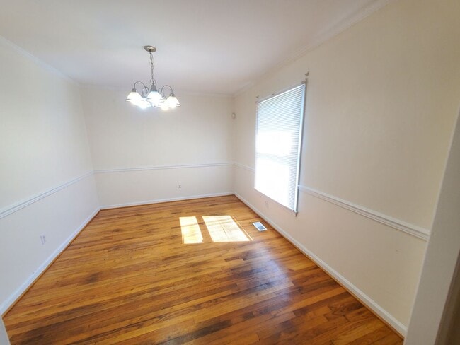 Building Photo - 4 bedroom and 2 and a half single family h...