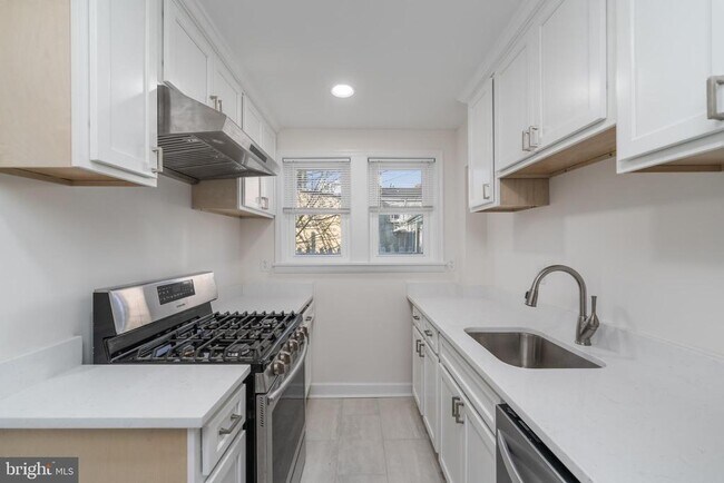 Primary Photo - 116 S Durham St