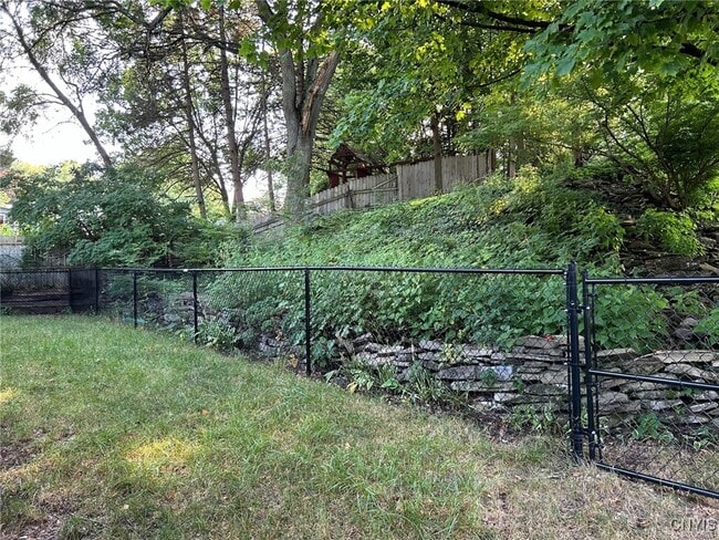 Building Photo - 302 Oakridge Dr