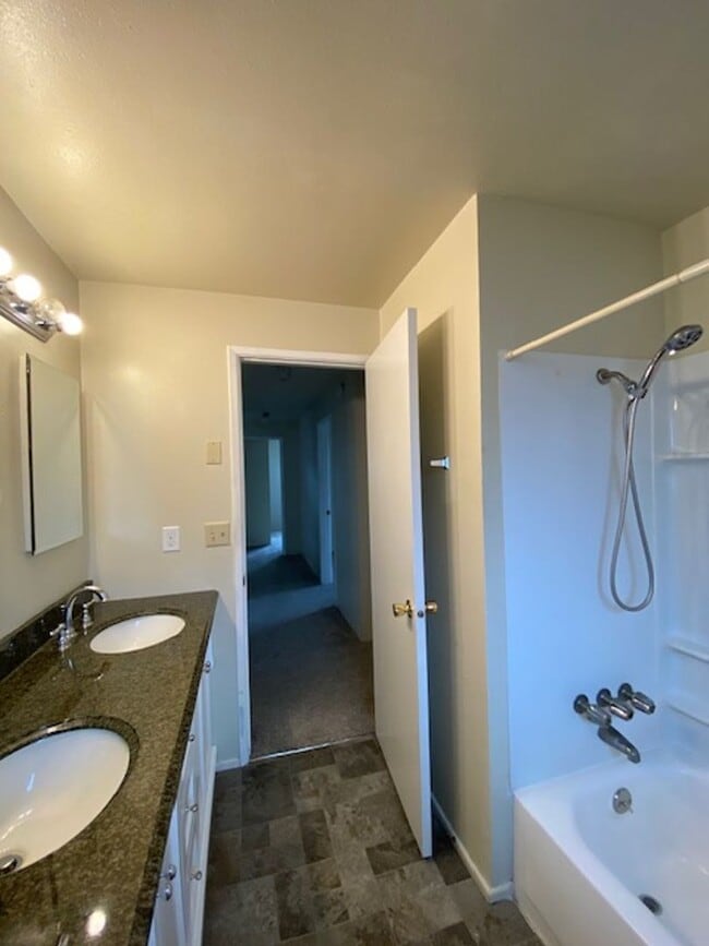 Building Photo - Must See Lebanon Home!