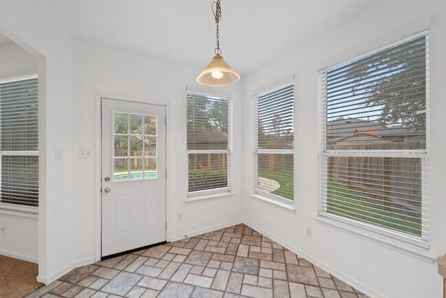 Building Photo - 1608 Courtney Ln