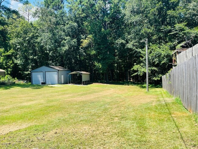 Building Photo - Beautiful 3 bedroom, 3 bathroom with large...