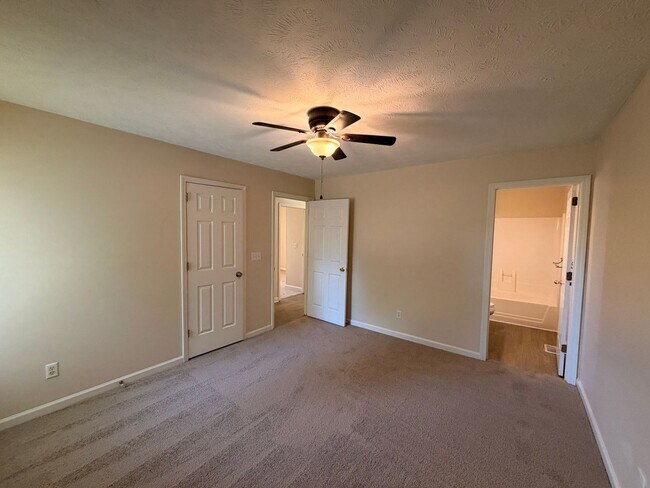 Building Photo - 406 Hazelwood Dr