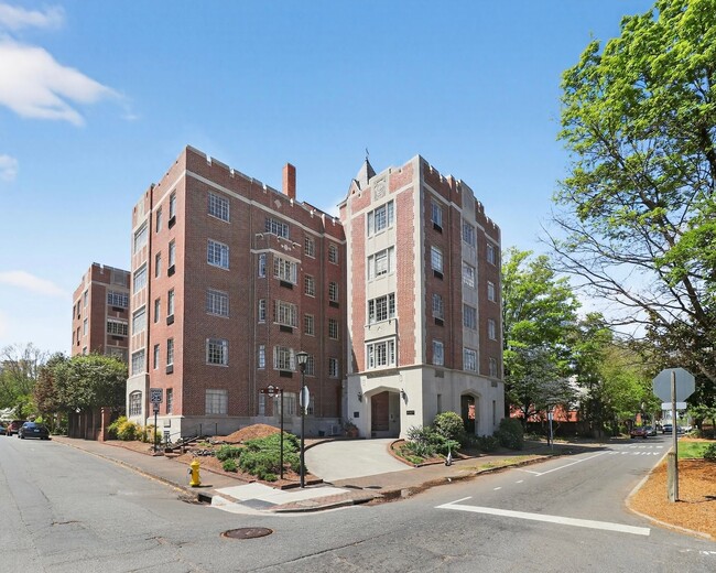 Building Photo - Absolutely stunning penthouse level unit in the historic Poplar building in Charlotte's tree line...