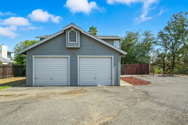 Building Photo - Adorable 2/1.5 with private back yard, ful...
