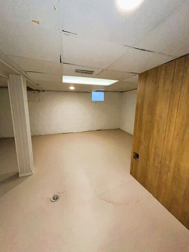 Building Photo - Darling 2 bedroom Bungalow