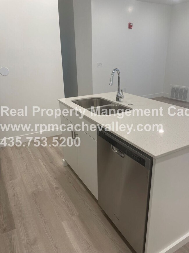 Building Photo - 472 W 40 S