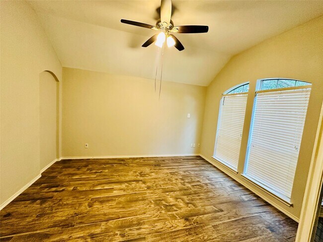 Building Photo - 5643 Walnut Glen Ln