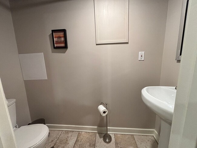 Building Photo - Stunning 3BR 3BA Fully Furnished Home w/ Granite Kitchen + Patio & Fenced Yard in Prairie Village