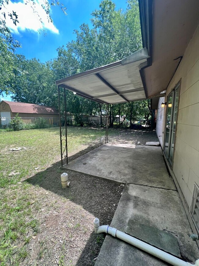 Building Photo - Corner-lot Home / 1.5 Bathroom Home