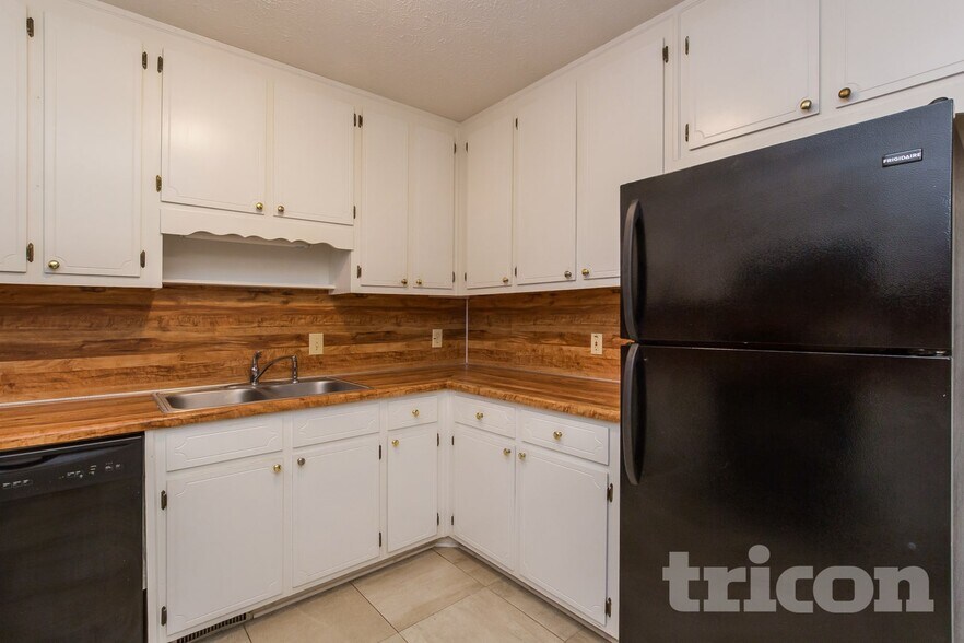 Building Photo - 252 Elizabeth Dr