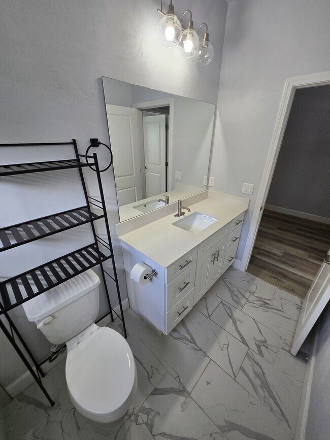 Building Photo - Beautiful 3-Bedroom, 2.5 Bath Home in Desi...