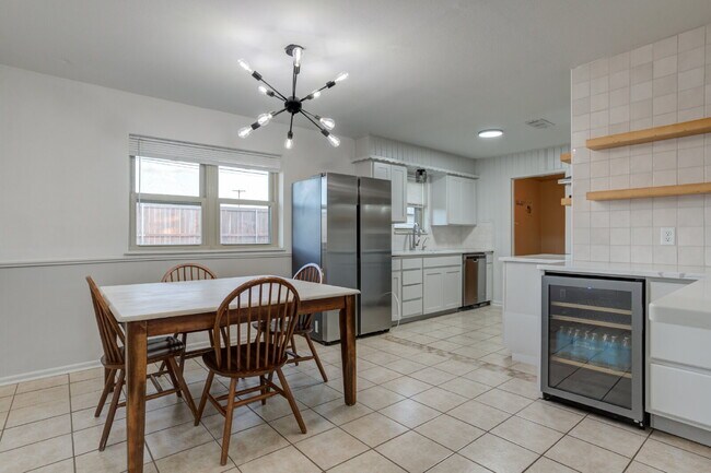 Building Photo - 4 Bed 3 Bath Pre-lease in Central Lubbock!!!