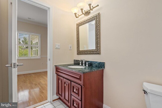Building Photo - 5905 Lone Oak Dr