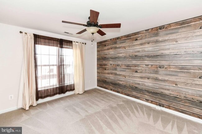 Building Photo - 13592 Village Green Dr