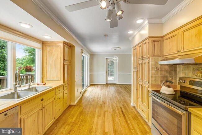 Building Photo - 1023 Westbriar Dr NE