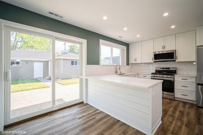 Building Photo - 648 Oakwood Ct