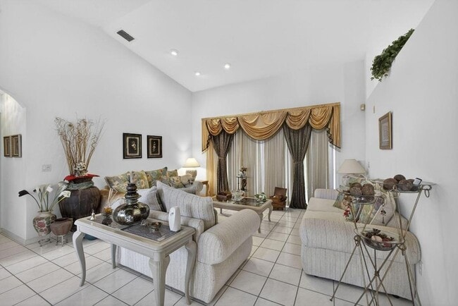 Building Photo - 1940 S Club Dr