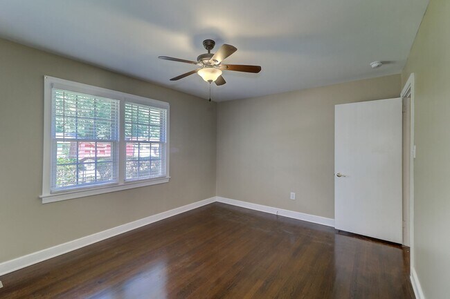 Building Photo - Renovated Brick Ranch!
