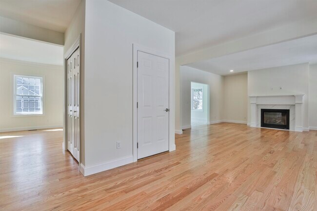 Building Photo - 22 Reeds Ferry Way