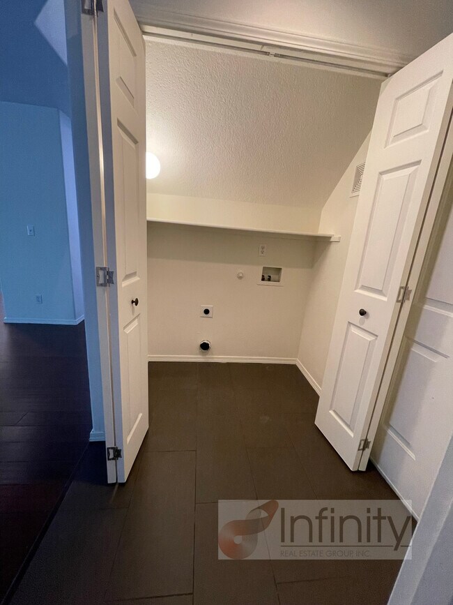 Building Photo - 23984 SW Shady Grove Dr