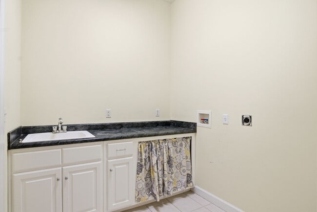 Building Photo - 4 Bed/3 Bath. Pet Friendly. Master on Main