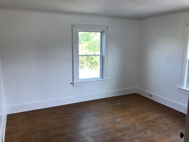 Building Photo - 214 Maple St