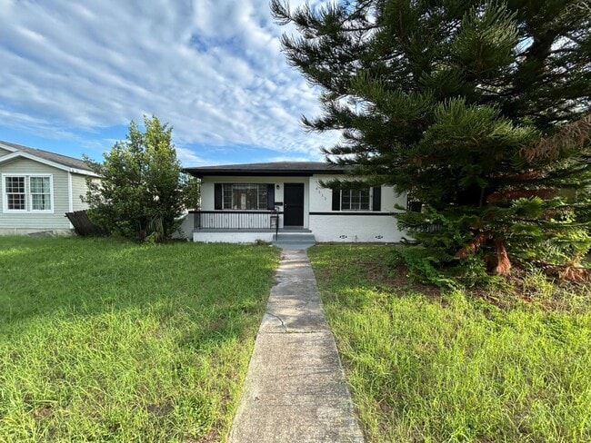 Building Photo - "Charming 3-Bedroom Home in St. Petersburg with Spacious 1,199 Sq Ft Layout!"