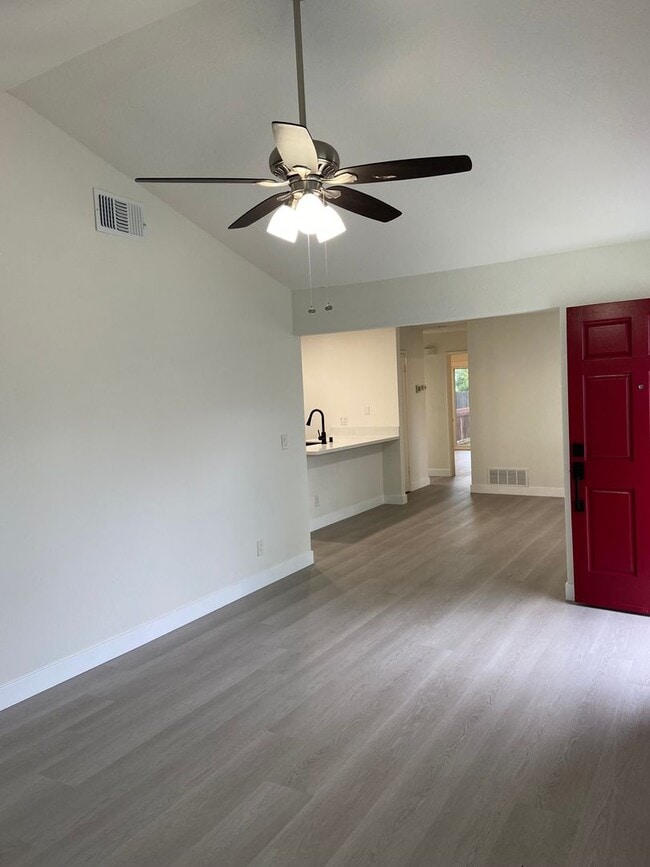 Building Photo - Valley Hi / N. Laguna 2 Bdrm 1 bath half-plex