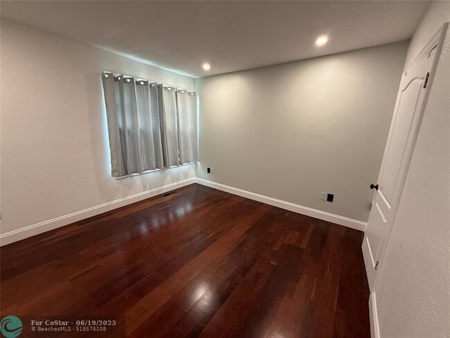 Building Photo - 5025 SW 64th Ave