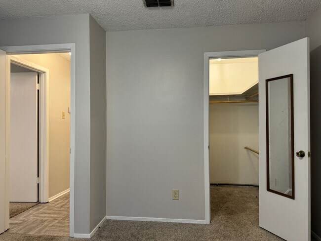 Building Photo - 400 South Town #105 - 2 bedroom Condo