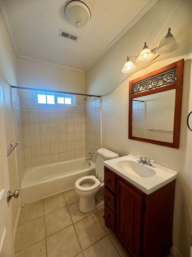 Building Photo - Charming 3-Bedroom, 2-Bath Home in a Pictu...