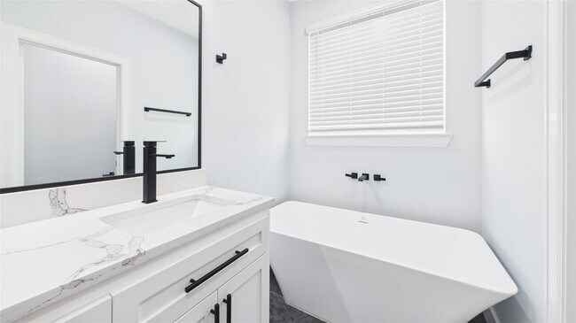 Building Photo - 3411 Daphne St