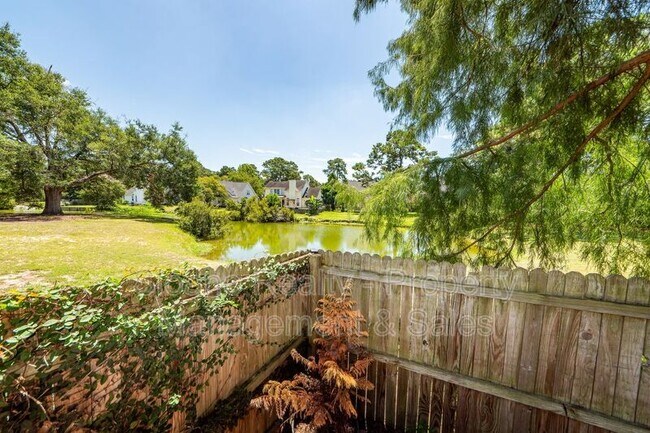 Building Photo - 11 Poets Corner