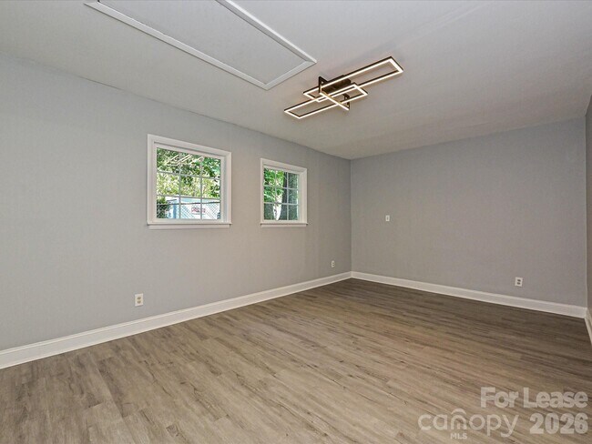 Building Photo - 633 Pennwood Ln