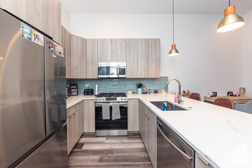 Building Photo - 2322 N Clark St