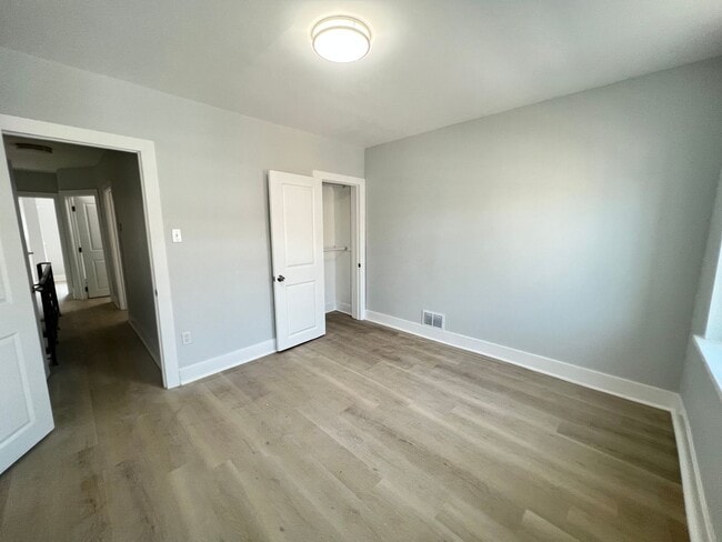 Building Photo - Remodeled 3bd/1 House with Rear yard!! SEC...