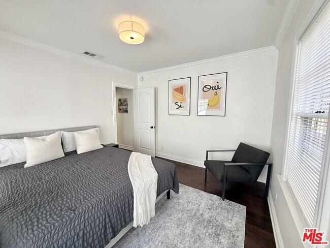 Building Photo - 7865 Willoughby Ave